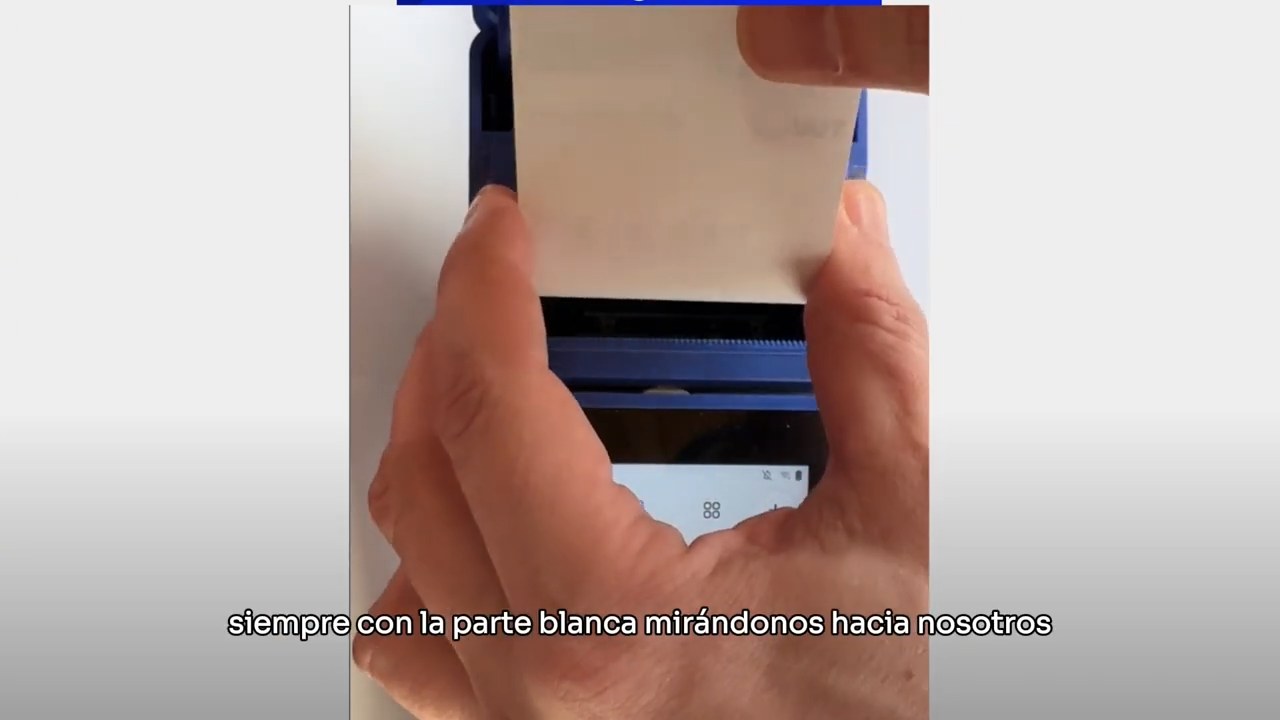 Colocación correcta del rollo de papel térmico con la cara blanca hacia el frente.